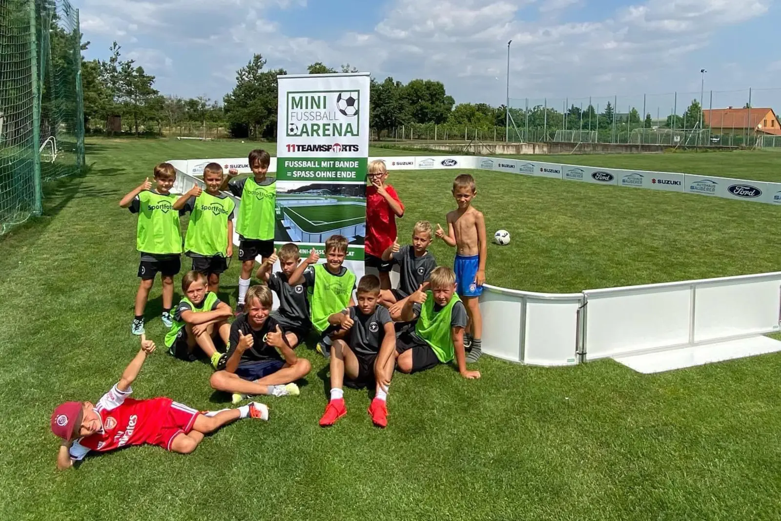 Turnier mit mehreren Mini-Fussballarenen und vielen Teams